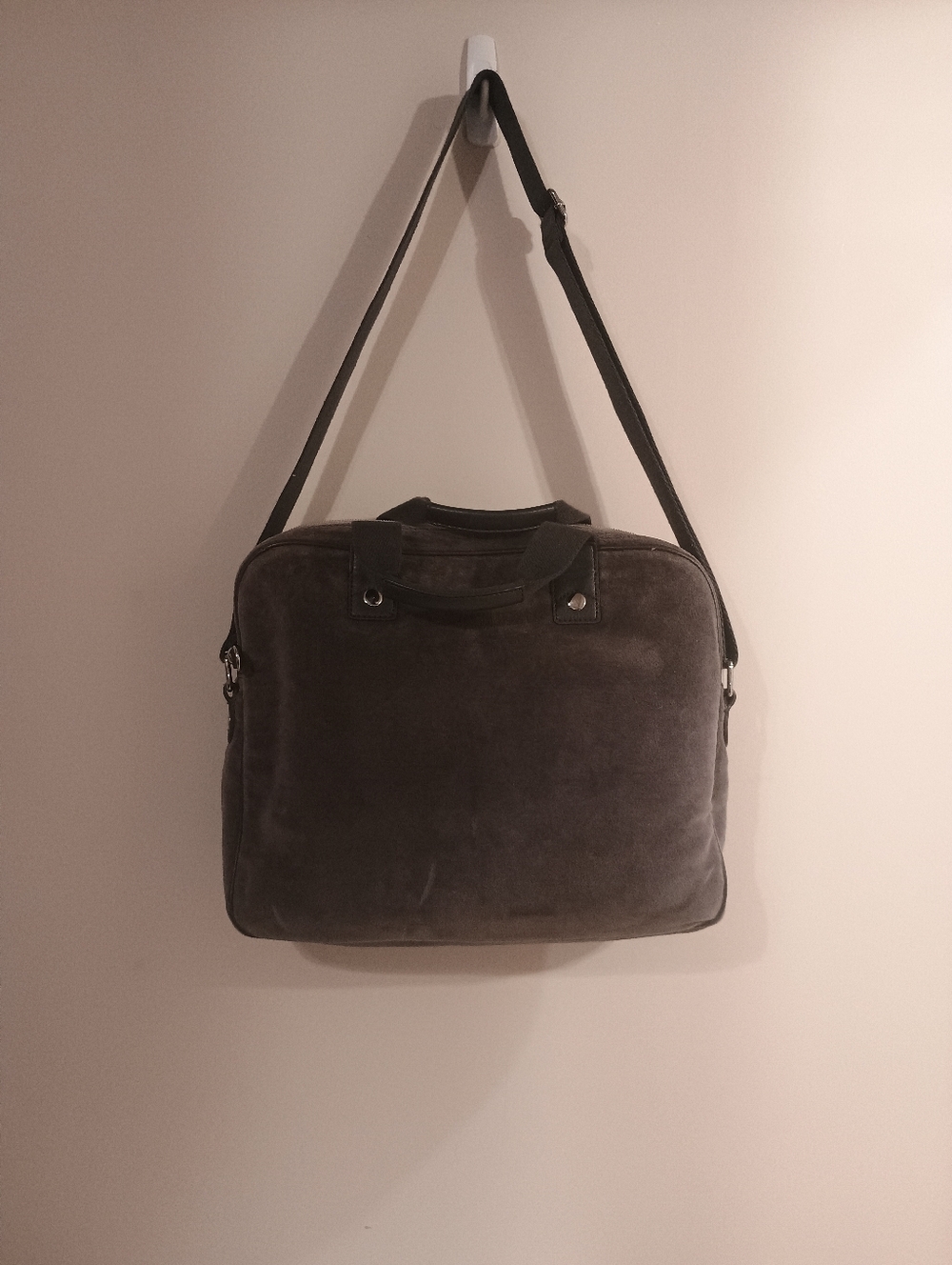 Sale , Juicy Couture Y2K Vintage Gray Suede Messenger Bag with Pink Crest Detail - Picture 4 of 11